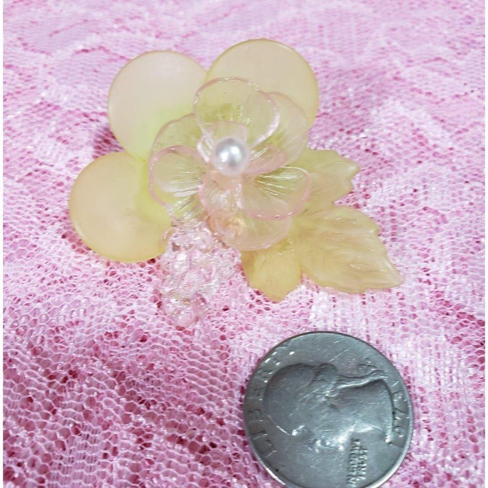 Vintage Lucite Costume Jewelry Pin - Picture 3 of 4